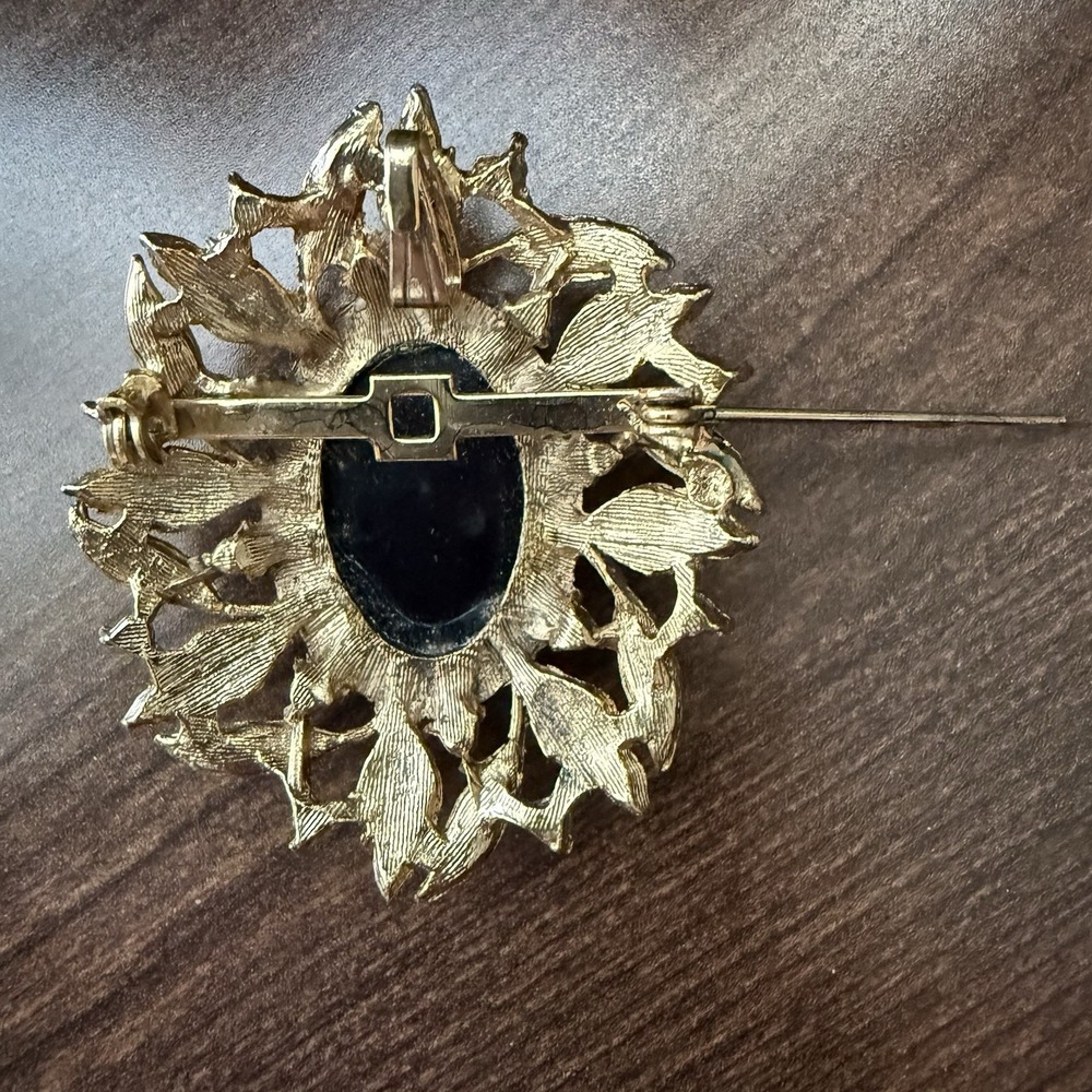 Vtg Cameo Brooch Lady White on Black Gold Tone Leaf 2" Oval Fashion Costume - Picture 9 of 10